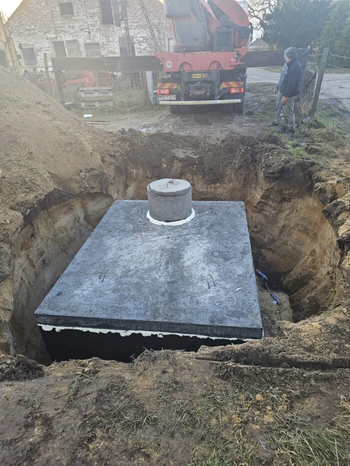 Montáž těsné betonové jímky pomocí jeřábu HDS. Realizace pro klienta z Pelhřimov
