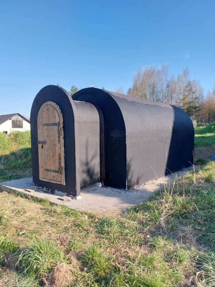Hotový zahradní sklípek s předsíní, nainstalovaný na pozemku klienta v Pelhřimov